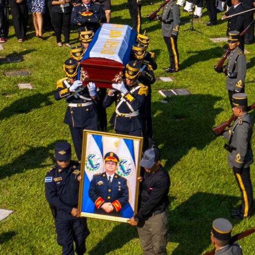 Homenaje a Mauricio Arriaza Chicas, director de la PNC, y las víctimas del accidente aéreo en Pasaquina, que marcó un antes y un después en El Salvador. Foto: Archivo.