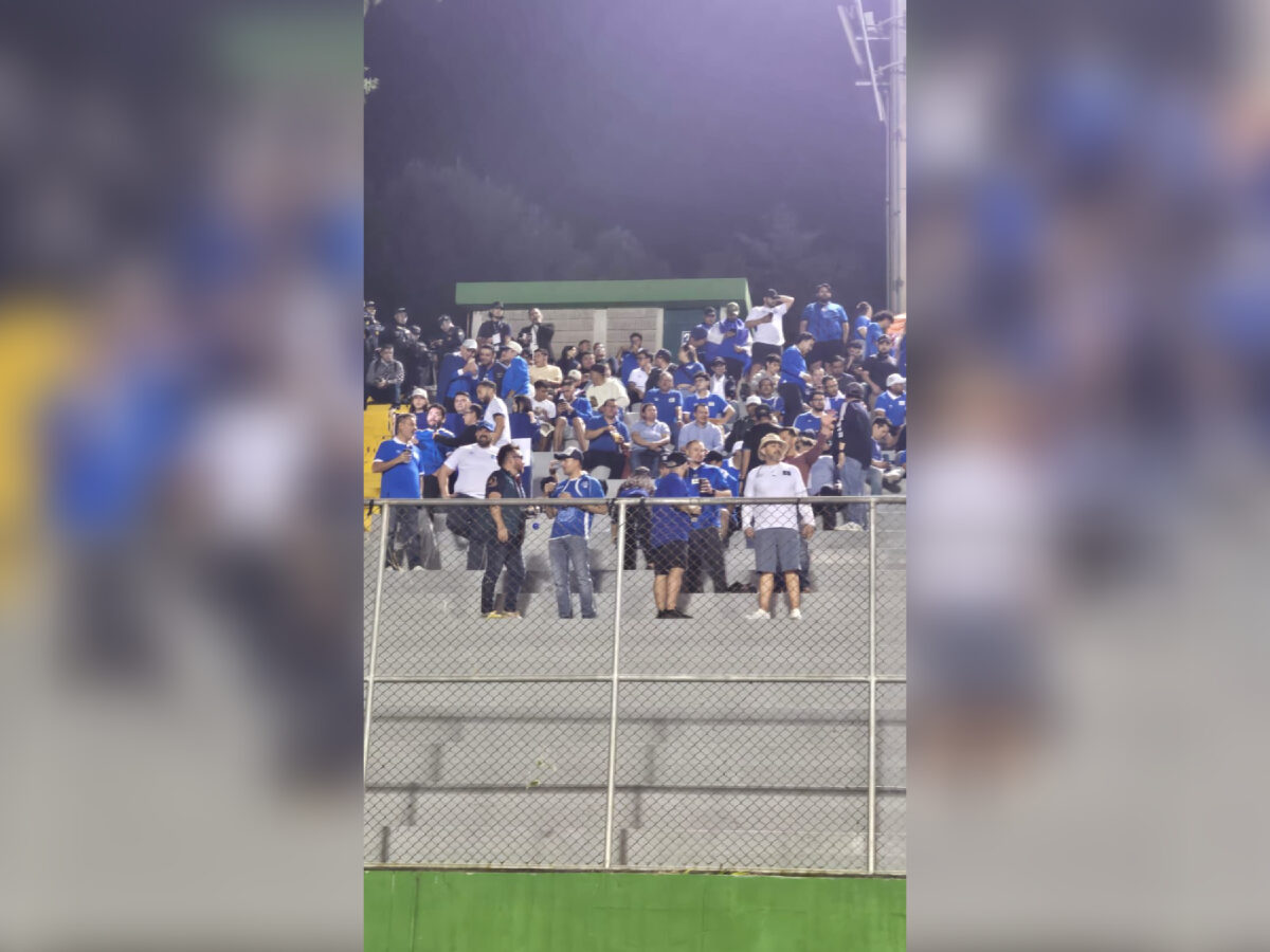 Aficionados salvadoreños, con camisetas azules y blancas, reunidos en las gradas antes del inicio del partido, mostrando su entusiasmo y unidad. Foto: publimetro.sv