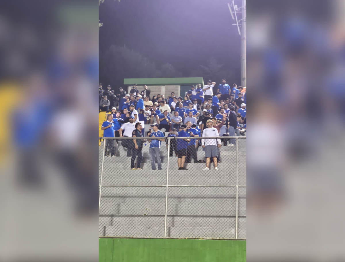 Aficionados salvadoreños, con camisetas azules y blancas, reunidos en las gradas antes del inicio del partido, mostrando su entusiasmo y unidad. Foto: publimetro.sv