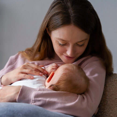 La leche materna es un fluido biológico único, lleno de secretos científicos que la convierten en un superalimento adaptable y protector. Foto: freepik.com.