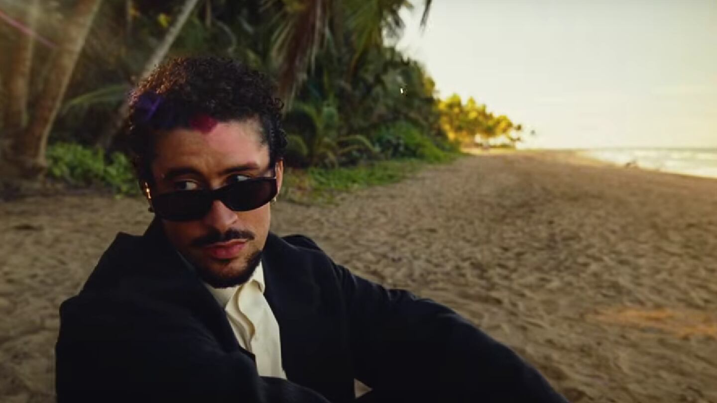 Bad Bunny celebra su récord de 27 nominaciones en los Premios Billboard 2025, consolidando su legado en la música latina. Foto: Bad Bunny YouTube.