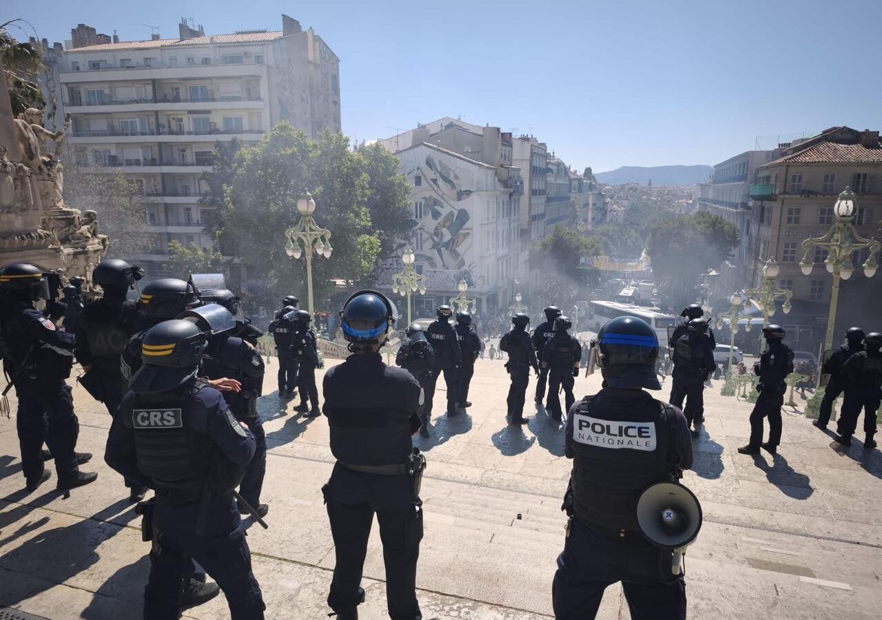 Miles de manifestantes en Francia protestan contra las medidas de austeridad del gobierno de Emmanuel Macron, generando tensiones y enfrentamientos en todo el país. Foto: @prefpolice