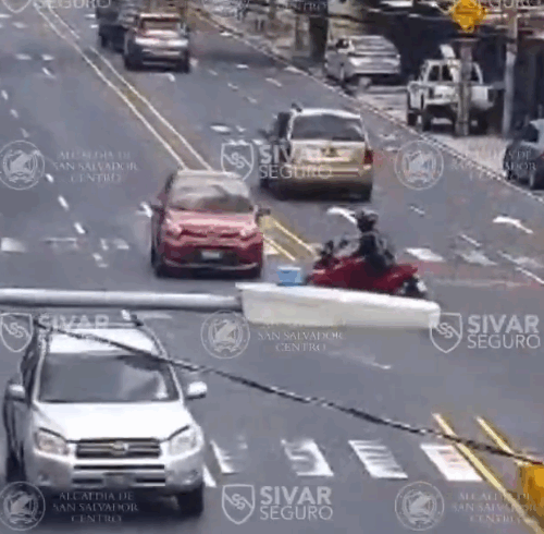El Sistema de Videovigilancia de Sívar Seguro registró un siniestro vial en la avenida Las Amapolas y calle Bambú, en la zona 4 del Distrito Capital. Foto: Alcaldía de San Salvador / Sívar Seguro.