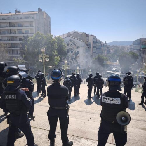 Miles de manifestantes en Francia protestan contra las medidas de austeridad del gobierno de Emmanuel Macron, generando tensiones y enfrentamientos en todo el país. Foto: @prefpolice