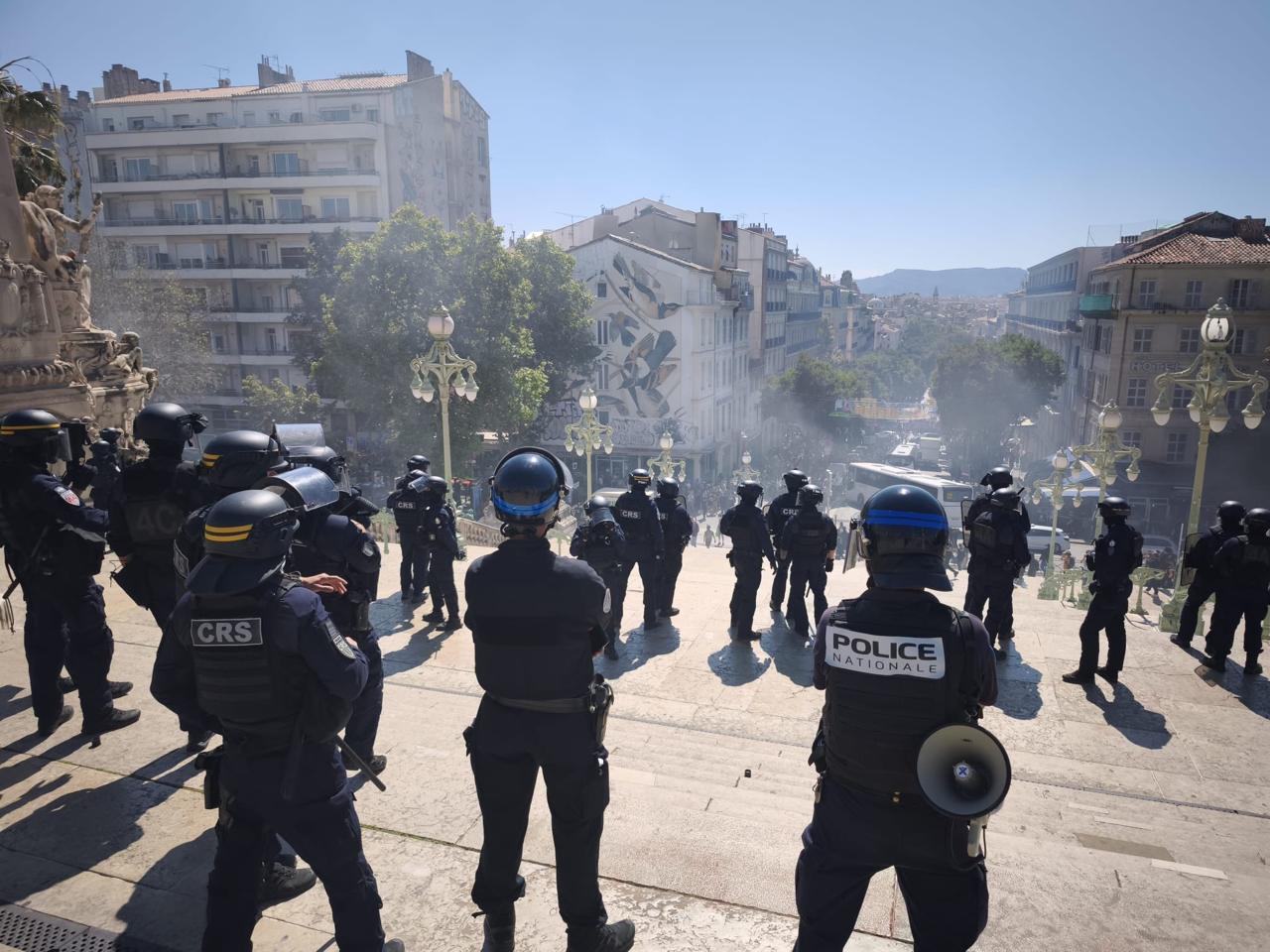Miles de manifestantes en Francia protestan contra las medidas de austeridad del gobierno de Emmanuel Macron, generando tensiones y enfrentamientos en todo el país. Foto: @prefpolice