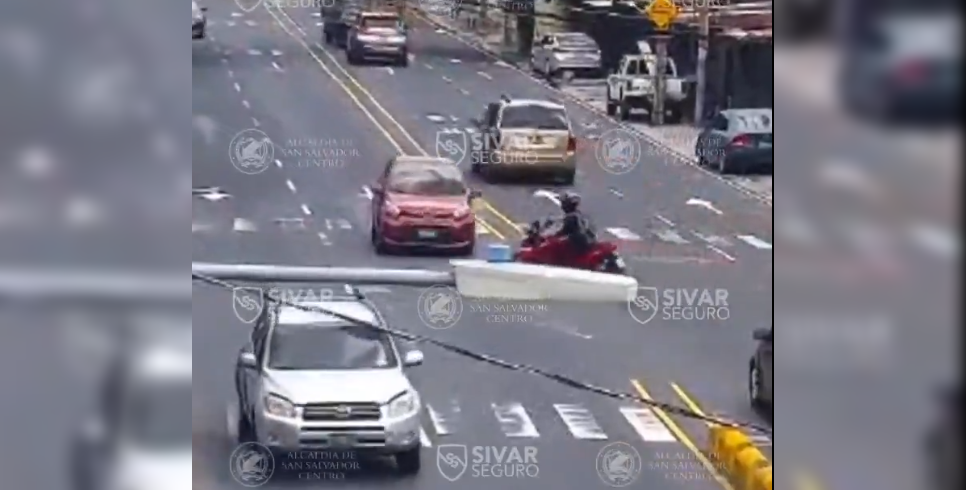 El Sistema de Videovigilancia de Sívar Seguro registró un siniestro vial en la avenida Las Amapolas y calle Bambú, en la zona 4 del Distrito Capital. Foto: Alcaldía de San Salvador / Sívar Seguro.