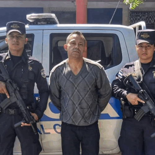 La Policía Nacional Civil detuvo a Leonel Efraín Bustillo Romero, de 49 años, acusado de robo con arma de fuego en una farmacia de San Miguel. Foto: PNC.