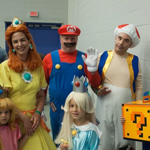 Super Mario Bros, lanzado hace 40 años, sigue siendo un fenómeno cultural que trasciende generaciones y fronteras. Foto: Wikimedia Commons / Pikawil.