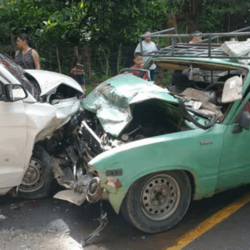 Dos personas resultaron lesionadas y una señora sufrió una crisis nerviosa tras un accidente vial en la carretera antigua a Zacatecoluca, La Paz. Foto: Cortesía.
