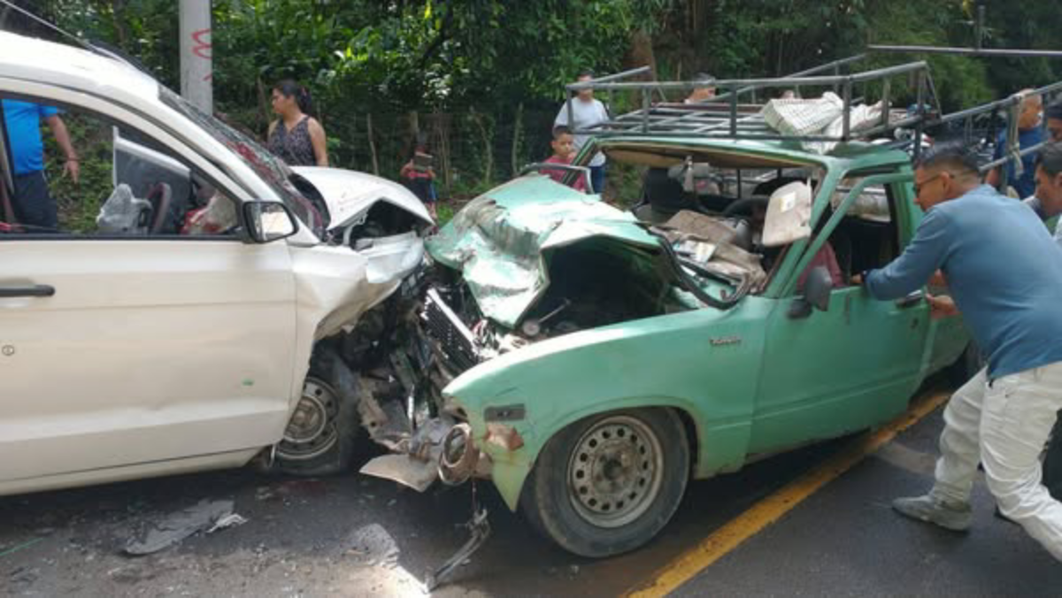 Dos personas resultaron lesionadas y una señora sufrió una crisis nerviosa tras un accidente vial en la carretera antigua a Zacatecoluca, La Paz. Foto: Cortesía.
