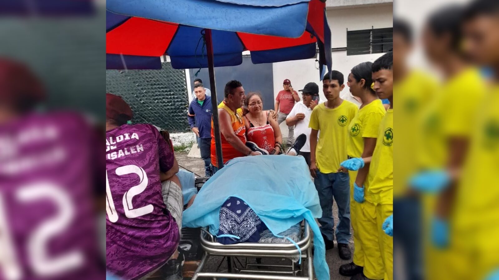 Ricardo Solórzano y Donis Monterroza murieron tras impacto de rayo en cancha de Ingenio La Cabaña, El Paisnal. Foto: Comandos de Salvamento.