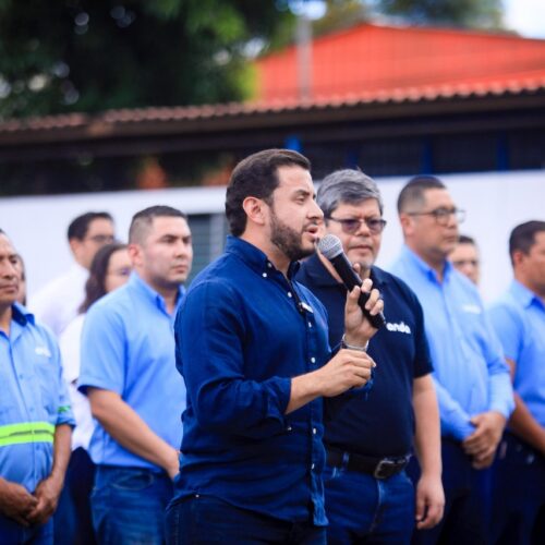 Autoridades aseguran abastecimiento de agua 24/7 en escuelas, hospitales y comunidades afectadas por fallas en tuberías del Área Metropolitana de San Salvador. Foto: @ANDASV.