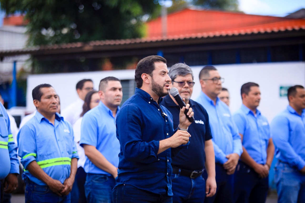 Autoridades aseguran abastecimiento de agua 24/7 en escuelas, hospitales y comunidades afectadas por fallas en tuberías del Área Metropolitana de San Salvador. Foto: @ANDASV.