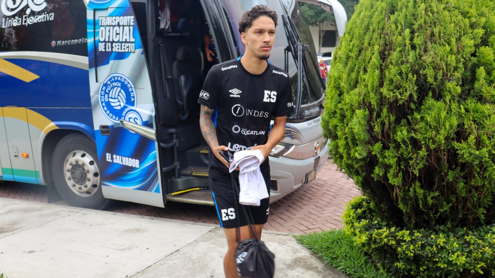 Hernán Darío "Bolillo" Gómez ofrece una conferencia de prensa en Guatemala. Foto: @LaSelecta_SLV.