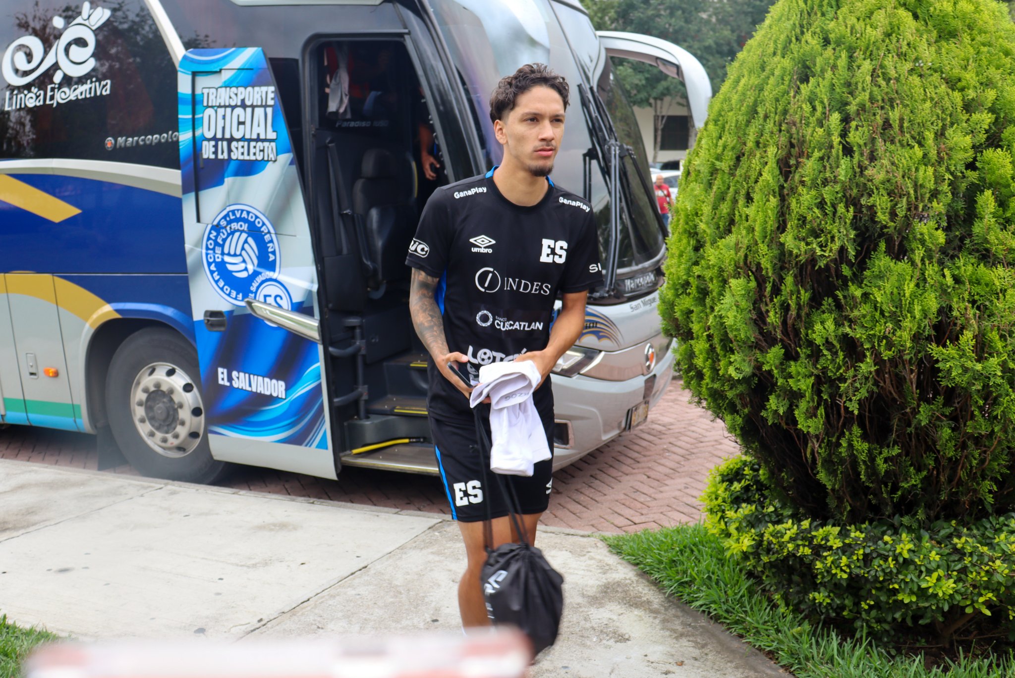 Hernán Darío "Bolillo" Gómez ofrece una conferencia de prensa en Guatemala. Foto: @LaSelecta_SLV.