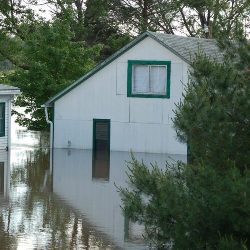 Eventos climáticos extremos, como la DANA, generan ansiedad y estrés en la población, afectando especialmente su salud mental y bienestar emocional. Foto: Wikimedia Commons / Don Becker