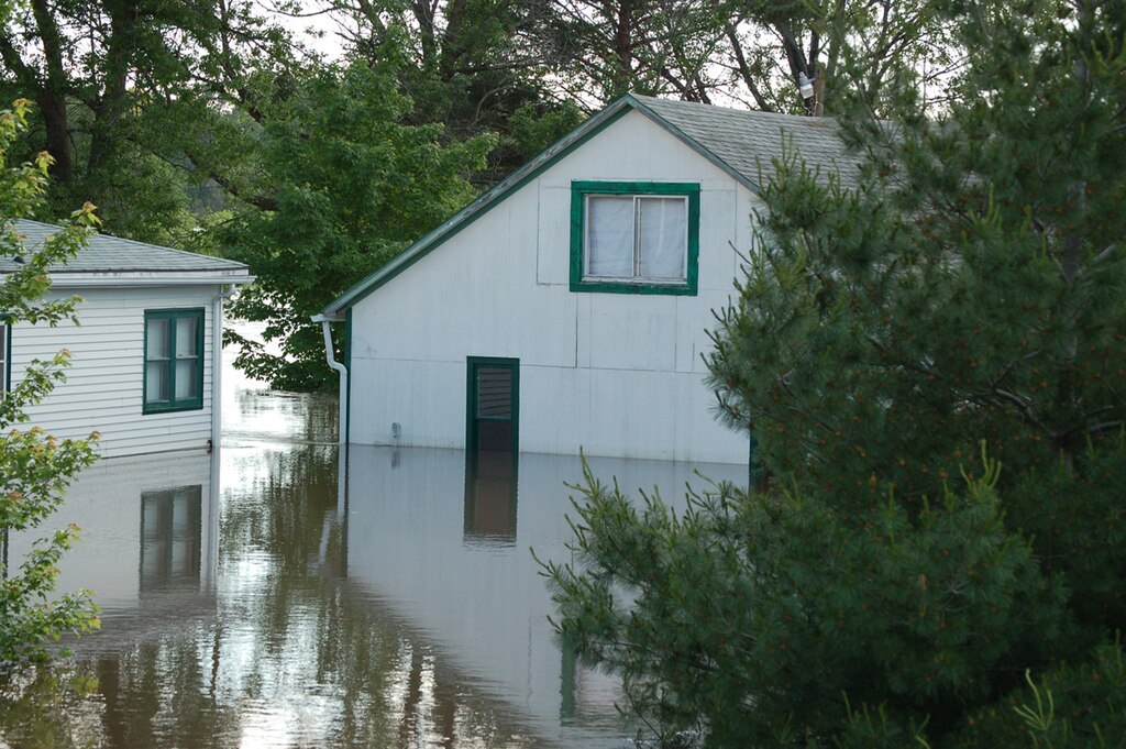 Eventos climáticos extremos, como la DANA, generan ansiedad y estrés en la población, afectando especialmente su salud mental y bienestar emocional. Foto: Wikimedia Commons / Don Becker