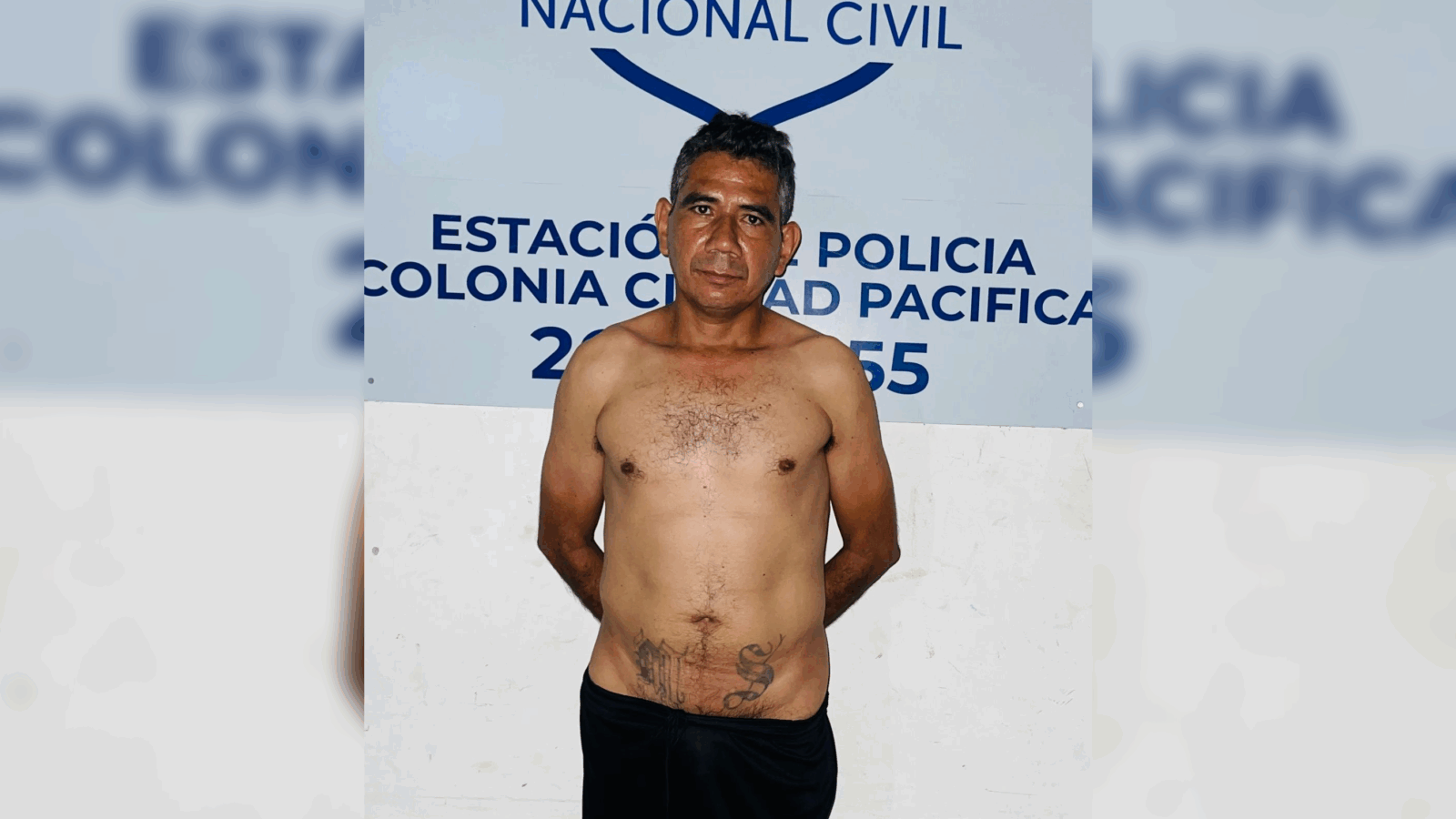 Julio César Muñoz Rivera, de 43 años, presunto miembro de la MS13, fue capturado en San Miguel tras intentar evadir la justicia y ocultar tatuajes. Foto: @PNCSV.
