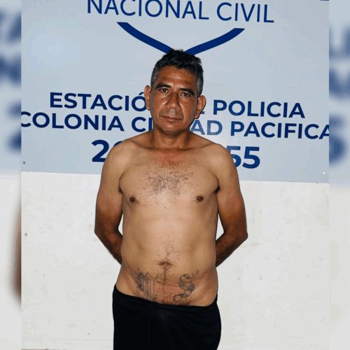 Julio César Muñoz Rivera, de 43 años, presunto miembro de la MS13, fue capturado en San Miguel tras intentar evadir la justicia y ocultar tatuajes. Foto: @PNCSV.