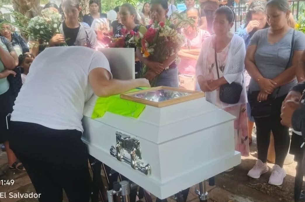 Un menor perdió la vida tras atragantarse con una uva, lo que alerta sobre los peligros de los alimentos pequeños y la necesidad de supervisar a los niños al comer. Foto: Cortesía.