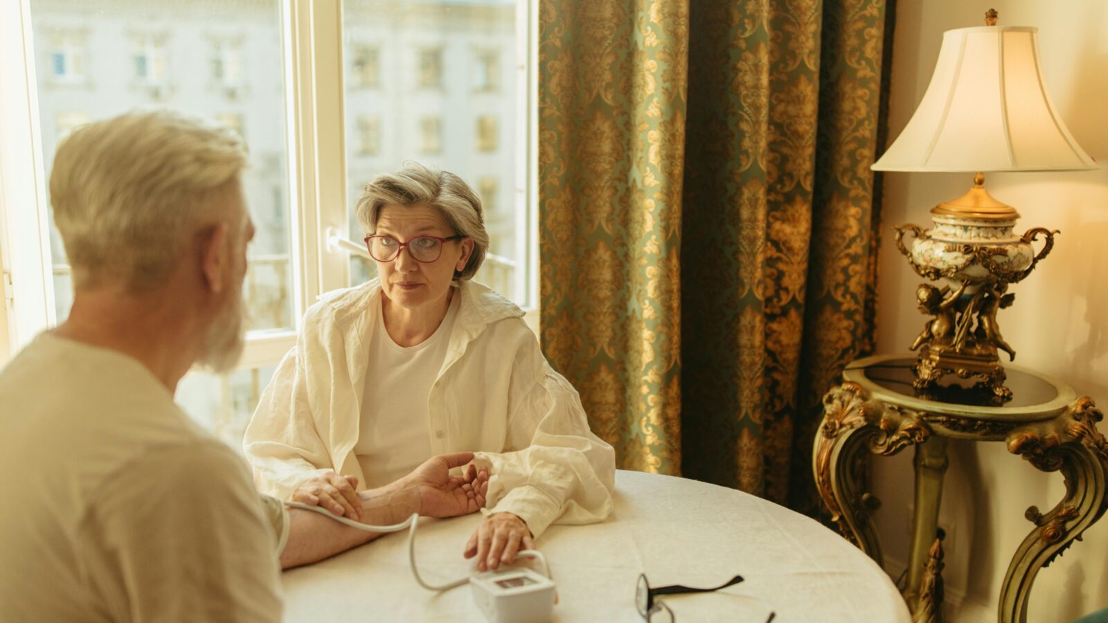 Los chequeos médicos después de los 50 ayudan a detectar a tiempo enfermedades silenciosas y mejorar la calidad de vida. Foto: Pexels.com / Yaroslav Shuraev.
