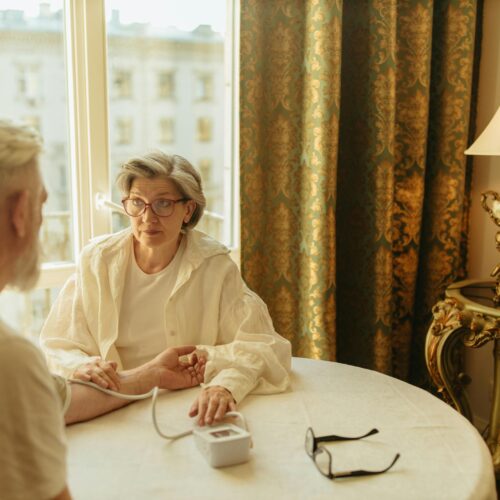 Los chequeos médicos después de los 50 ayudan a detectar a tiempo enfermedades silenciosas y mejorar la calidad de vida. Foto: Pexels.com / Yaroslav Shuraev.