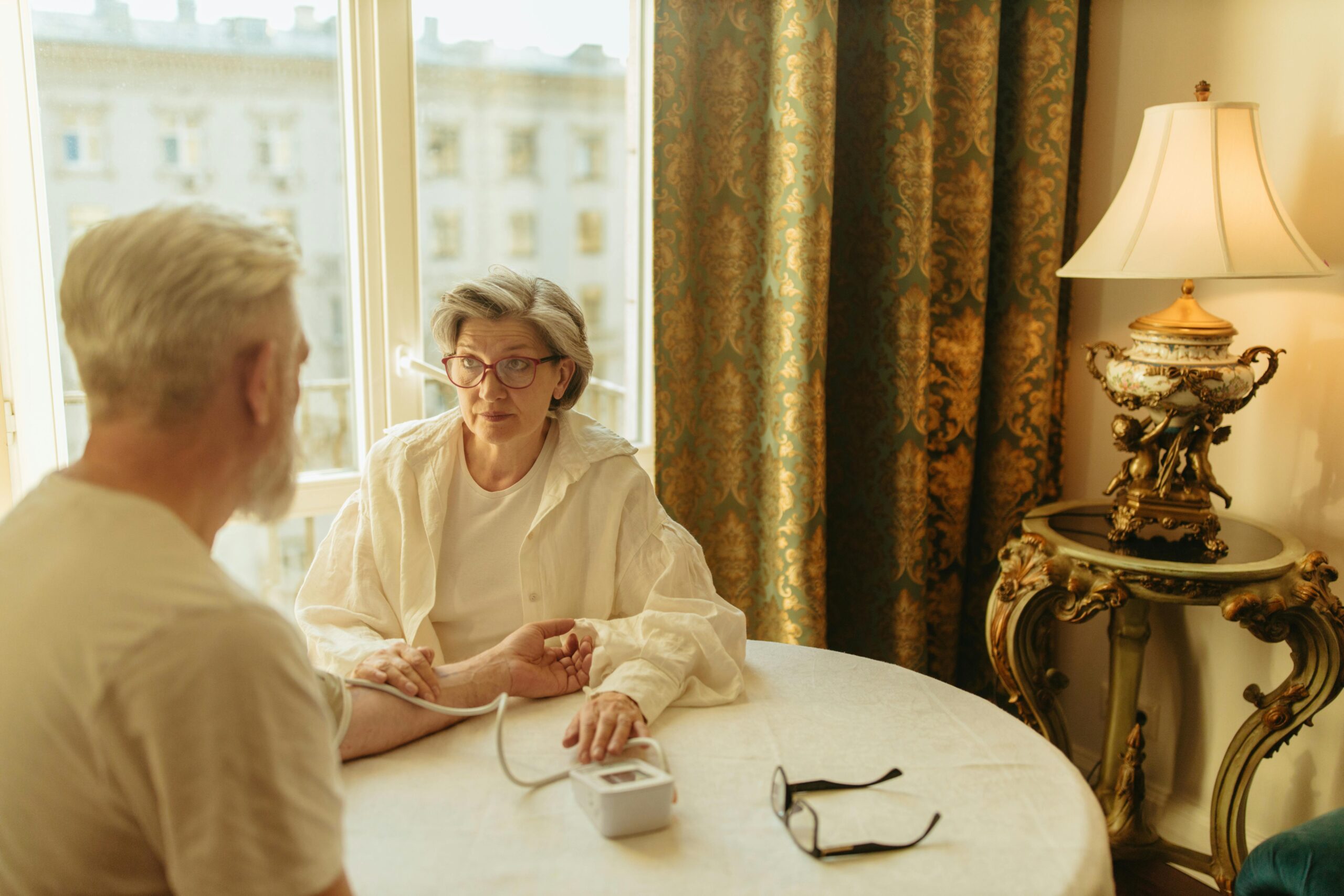 Los chequeos médicos después de los 50 ayudan a detectar a tiempo enfermedades silenciosas y mejorar la calidad de vida. Foto: Pexels.com / Yaroslav Shuraev.