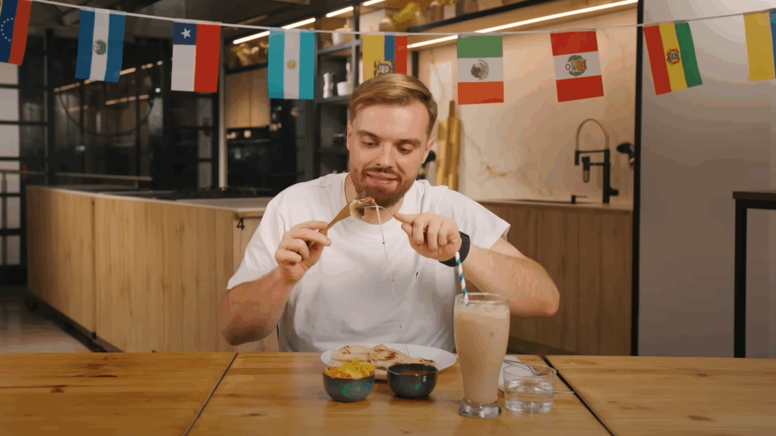 Ibai Llanos degusta pupusas revueltas con chicharrón, curtido y horchata, destacando su sabor único. Foto: Ibai Llanos YT.