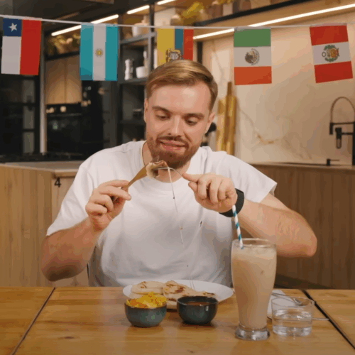 Ibai Llanos degusta pupusas revueltas con chicharrón, curtido y horchata, destacando su sabor único. Foto: Ibai Llanos YT.