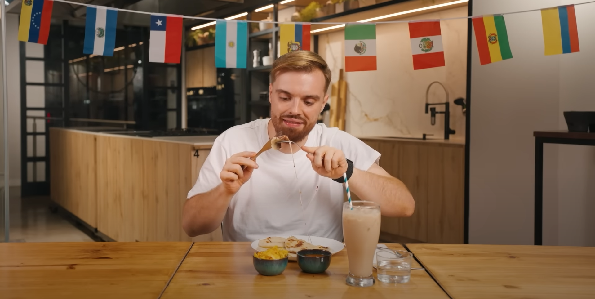 Ibai Llanos degusta pupusas revueltas con chicharrón, curtido y horchata, destacando su sabor único. Foto: Ibai Llanos YT.