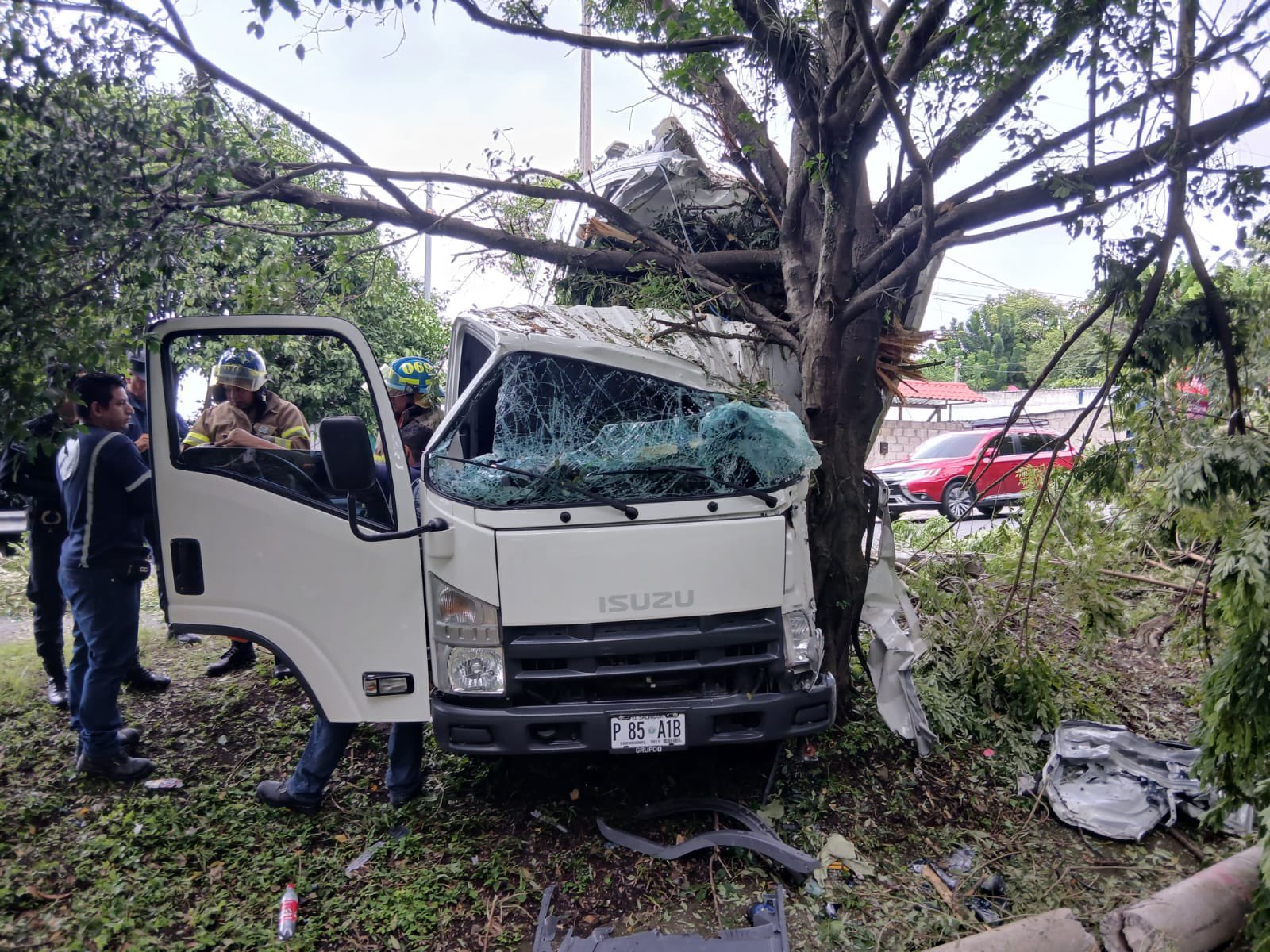 Un camión queda destruido tras chocar contra un árbol en la Panamericana, Cojutepeque, después de que el conductor se durmiera al volante. Foto: @PNCSV.