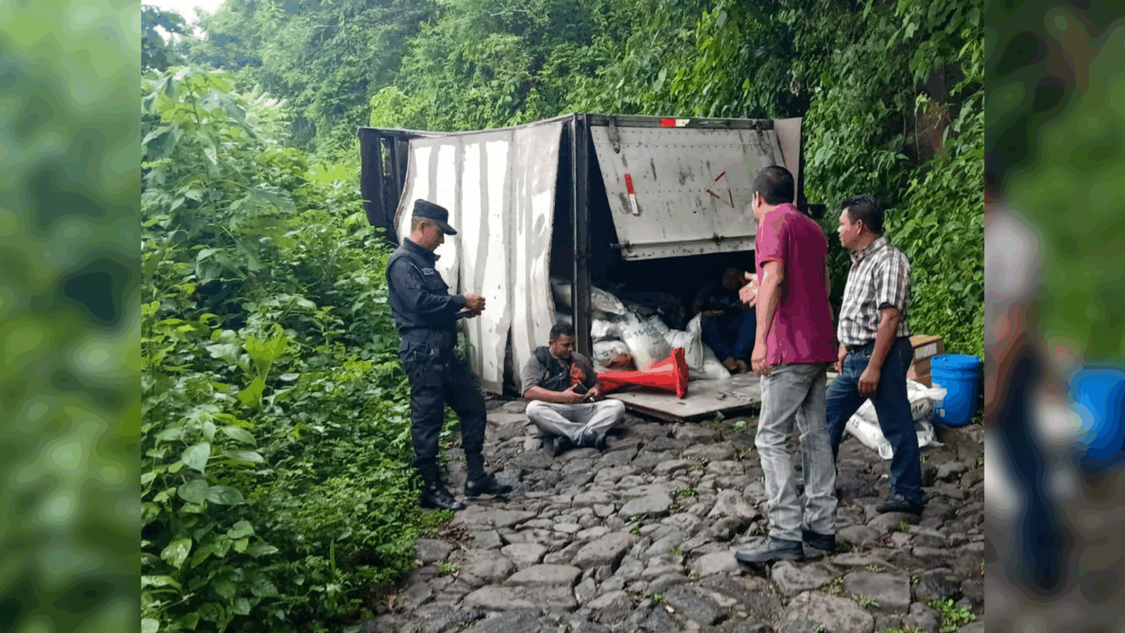 Un camión con desperfectos mecánicos volcó en San Juan Buenavista, La Libertad, bloqueando el acceso a los cantones cercanos. Foto: @PNCSV