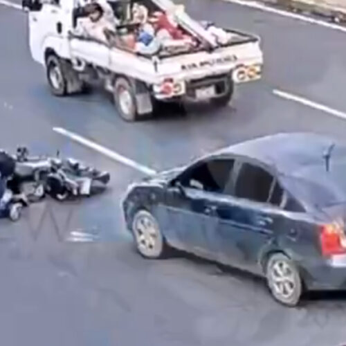 Un sedán impactó a una motocicleta en la carretera al Puerto de La Libertad, dejando lesionados a sus ocupantes. Foto: Cortesía.