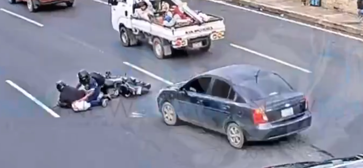 Un sedán impactó a una motocicleta en la carretera al Puerto de La Libertad, dejando lesionados a sus ocupantes. Foto: Cortesía.