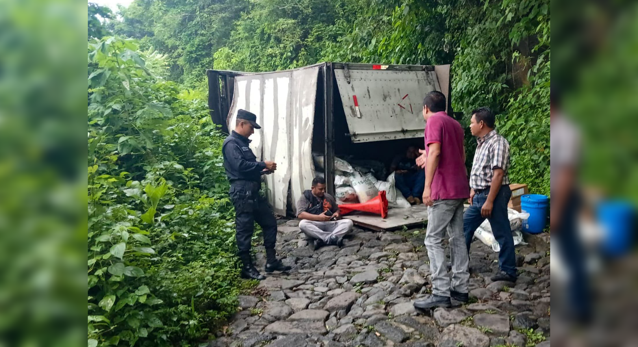 Un camión con desperfectos mecánicos volcó en San Juan Buenavista, La Libertad, bloqueando el acceso a los cantones cercanos. Foto: @PNCSV