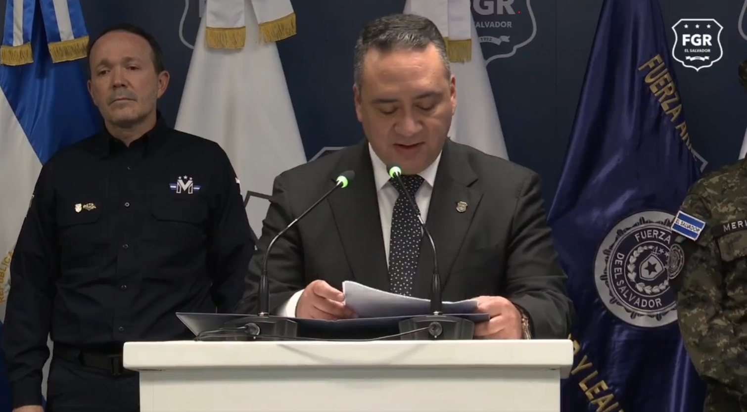 El Fiscal General, Rodolfo Delgado, anuncia la desarticulación de la banda transnacional "Escudo Virtual", acusada de estafa, hurto y lavado de dinero por casi $6 millones. Foto: FGRSV.