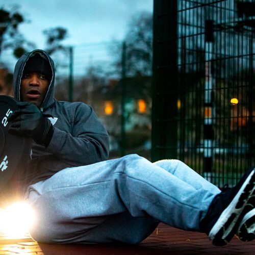 Los giros rusos son un ejercicio sencillo y efectivo para fortalecer el core, mejorar el equilibrio y proteger la columna. Foto: U.S. Army photo by Sgt. Agustin Montanez