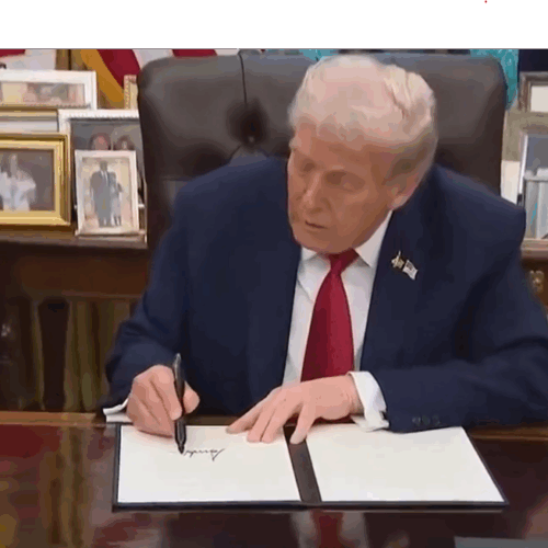 Donald Trump firmó una orden ejecutiva que garantiza el funcionamiento legal de TikTok en Estados Unidos, tras un acuerdo con ByteDance. Foto: @WhiteHouse