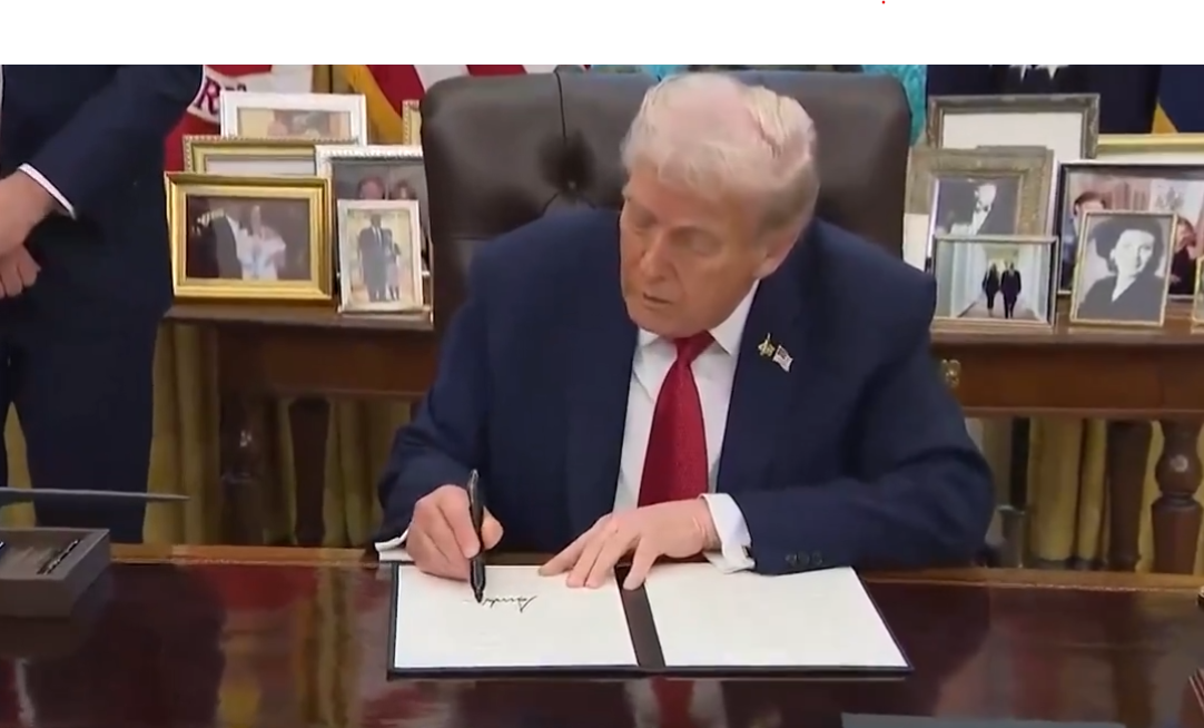 Donald Trump firmó una orden ejecutiva que garantiza el funcionamiento legal de TikTok en Estados Unidos, tras un acuerdo con ByteDance. Foto: @WhiteHouse