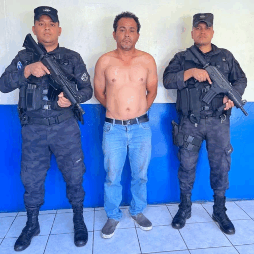 Wilber Alexander Mendoza, de 47 años, capturado en San Salvador Sur por ser presunto miembro de la MS-13. Foto: @PNCSV.