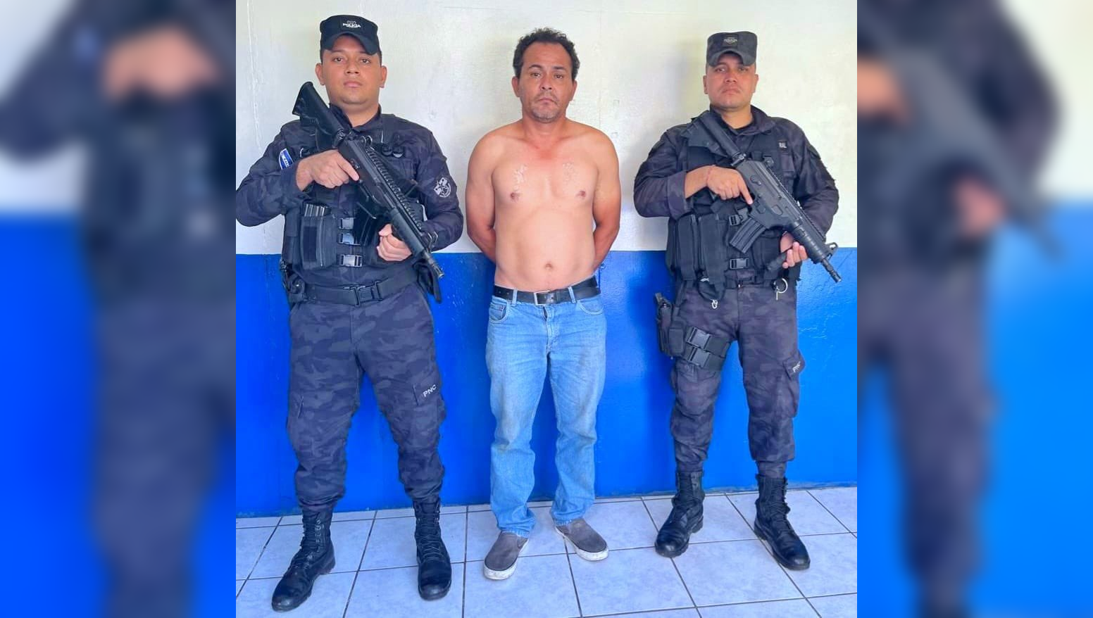 Wilber Alexander Mendoza, de 47 años, capturado en San Salvador Sur por ser presunto miembro de la MS-13. Foto: @PNCSV.