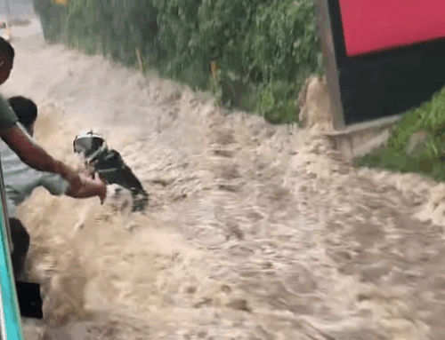 Fuerte corriente arrastra motocicletas en la carretera de Guatemala debido a lluvias intensas. Foto: Cortesía.