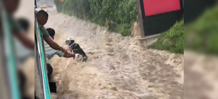 Fuerte corriente arrastra motocicletas en la carretera de Guatemala debido a lluvias intensas. Foto: Cortesía.