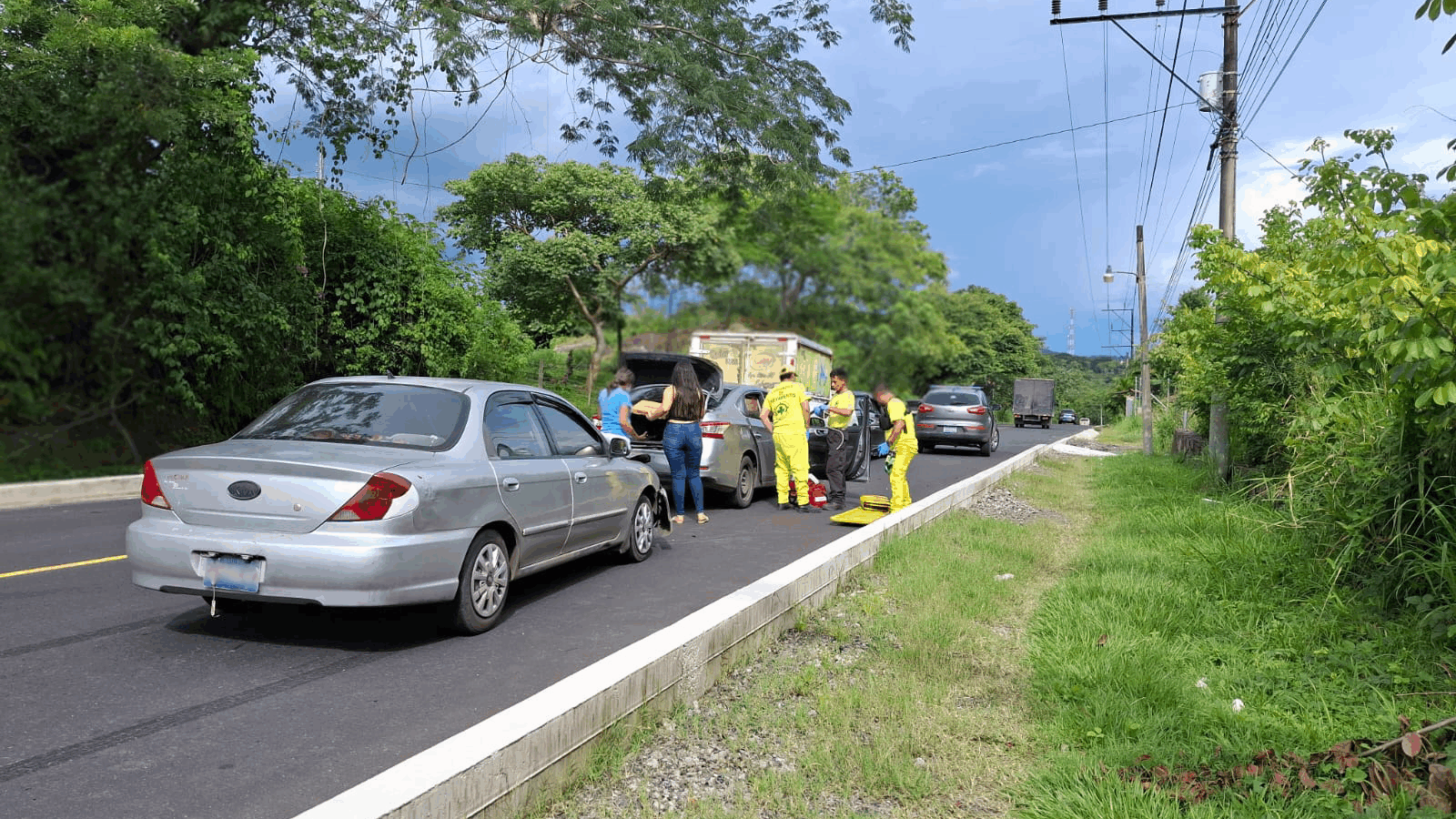 Unidades de Comandos de Salvamento atendieron la emergencia en la carretera a Ilobasco. Foto: Comandos De Salvamento.