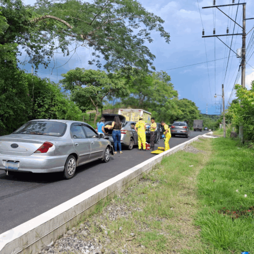 Unidades de Comandos de Salvamento atendieron la emergencia en la carretera a Ilobasco. Foto: Comandos De Salvamento.