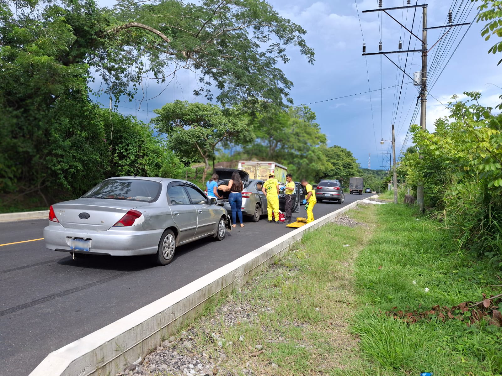 Unidades de Comandos de Salvamento atendieron la emergencia en la carretera a Ilobasco. Foto: Comandos De Salvamento.