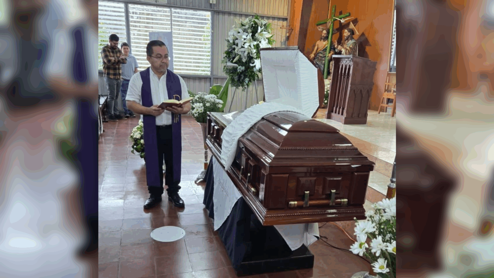Despiden al Padre José María Tojeira en Santa Tecla. Su cuerpo fue velado en El Carmen y trasladado a la UCA para su entierro. Foto: Cortesía.