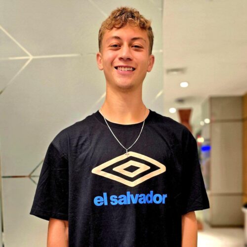 Nathan Ordaz sonriendo con camiseta de El Salvador en el hotel. Foto: @elsalvador.