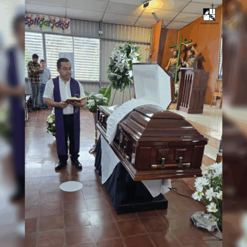 Despiden al Padre José María Tojeira en Santa Tecla. Su cuerpo fue velado en El Carmen y trasladado a la UCA para su entierro. Foto: Cortesía.
