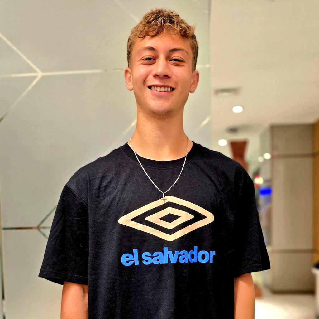 Nathan Ordaz sonriendo con camiseta de El Salvador en el hotel. Foto: @elsalvador.